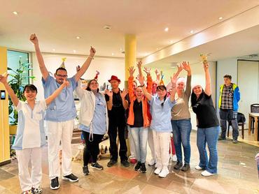 Auf diesem Bild sieht man, wie Herr Ernst verabschiedet wird.