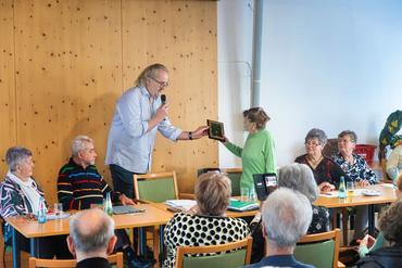 Auf diesem Bild wird Frau Weinhold geehrt.