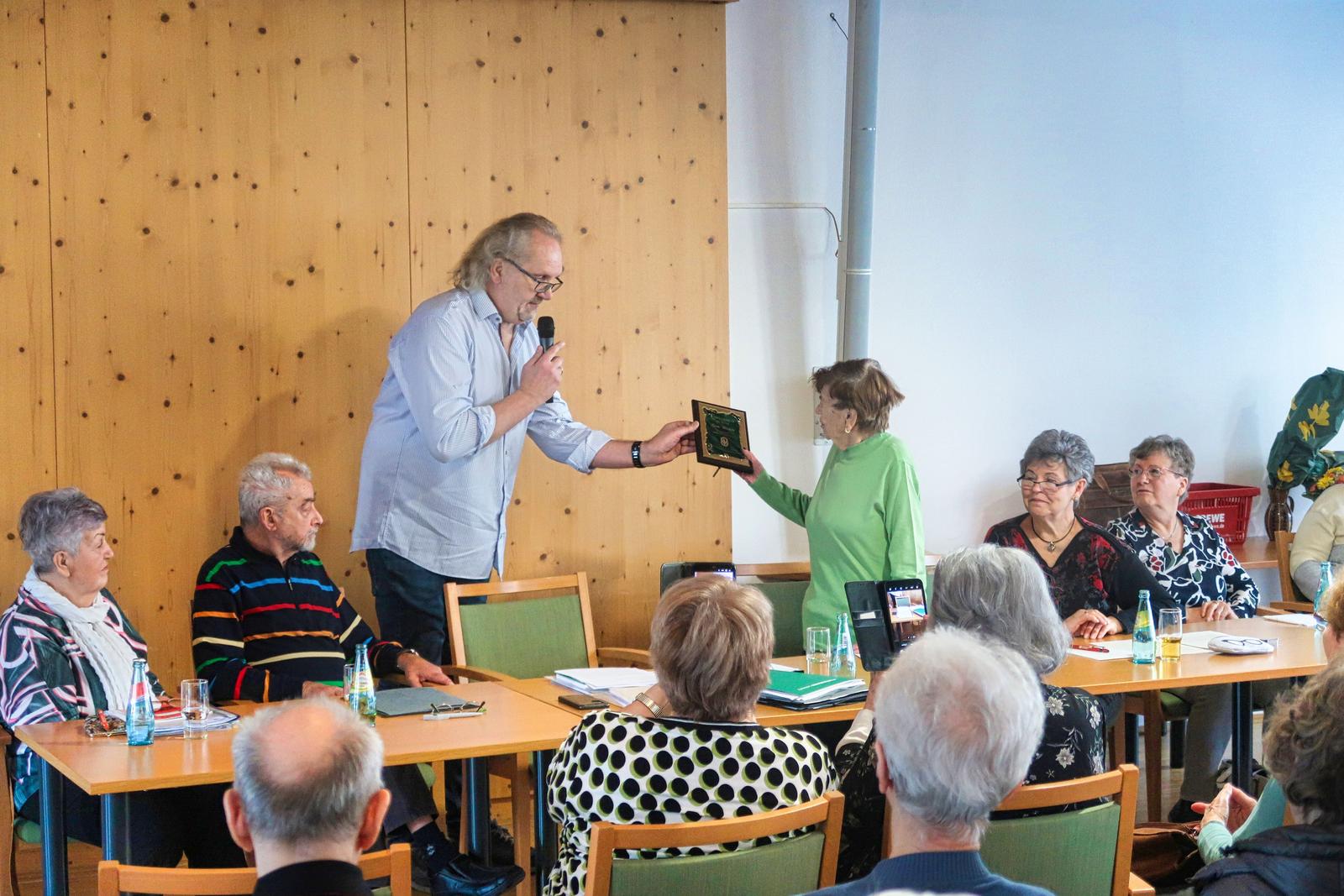 Auf diesem Bild wird Frau Weinhold geehrt.