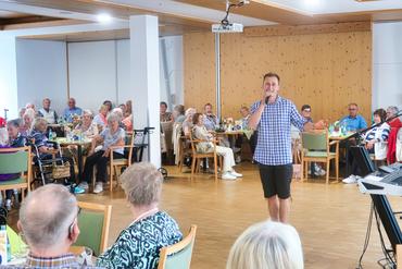 Auf dem Bild sind De Hutzenbossen inmitten der Zuschauer zu erkennen.