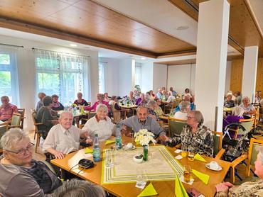 Auf dem Bild sin einige Gäste zu erkennen.