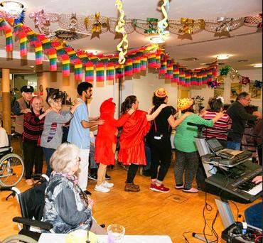 Auf diesem Bild sieht man, wie Fasching gefeiert wird.