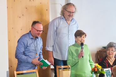 Auf diesem Bild wird Frau Weinhold geehrt.