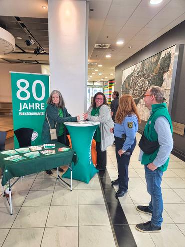 Auf diesem Bild sind unsere Mitarbeiter vor Ort zu sehen. 