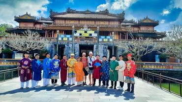 Andre Carlowitz mit Einheimischen in Fernost.