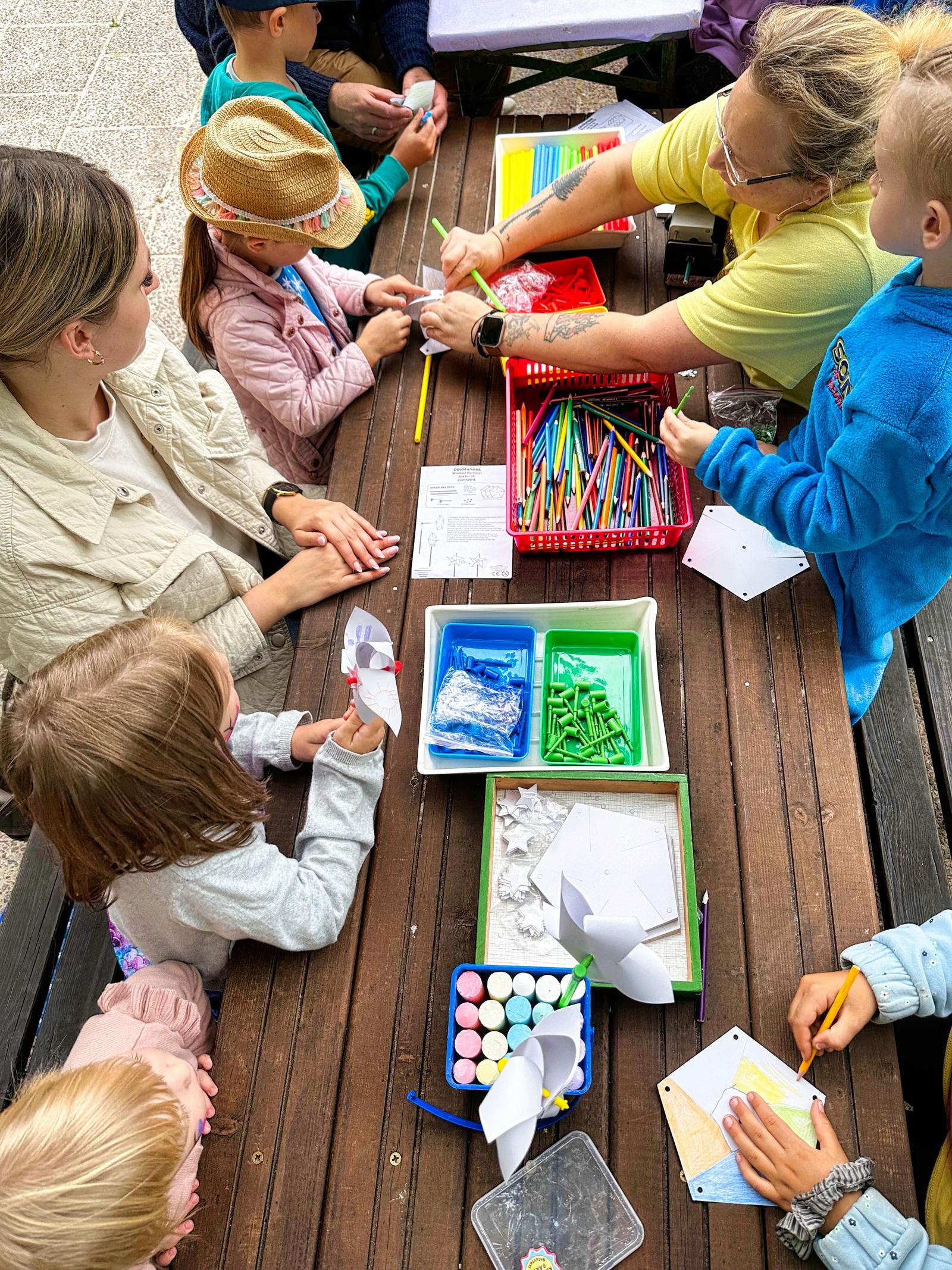 Auf diesem Bild sieht man die Kinder aus der KITA am Basteltisch.