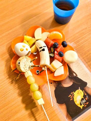 Auf dem Bild sieht man gruselig in Szene gesetztes Essen.