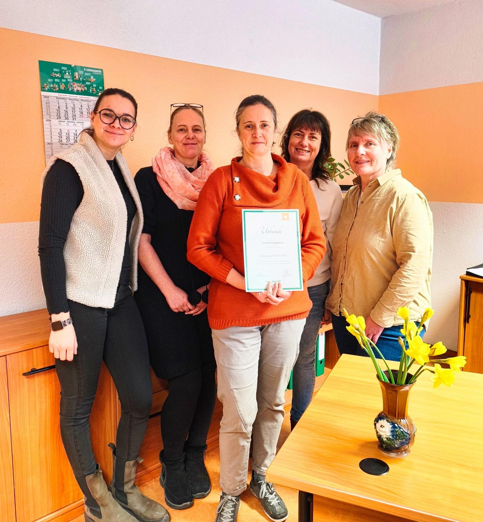 Auf diesem Bild sieht man, wie Frau Reinhard geehrt wird.
