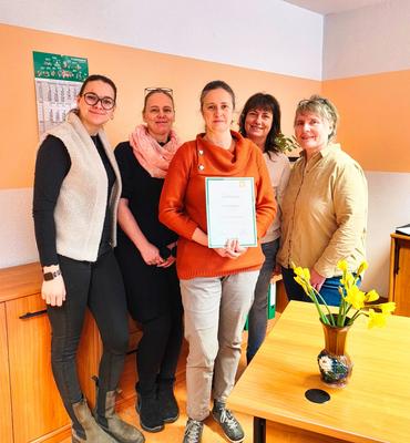 Auf diesem Bild sieht man, wie Frau Reinhard geehrt wird.