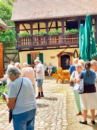 Auf diesem Bild sind viele Reiseteilnehmer zu sehen. Die Stimmung ist ausgelassen.