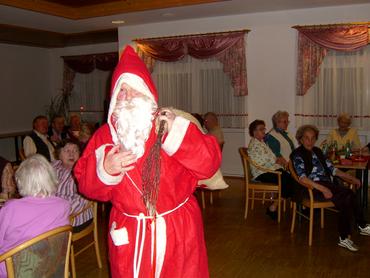 Mit Bart und rotem Mantel - nicht nur einmal gab Christine Kortyka in ihrer Wohngruppe den Weihnachtsmann. Weihnachten 2009 055