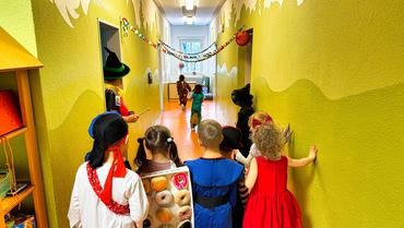 Auf diesem Bild sieht man das bunte Faschingsfest.