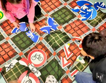 Auf dem Bild sieht man die Kinder beim Fahrradtraining.
