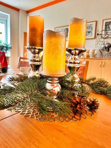 Auf diesem Bild sieht man etwas Weihnachtsdeko.