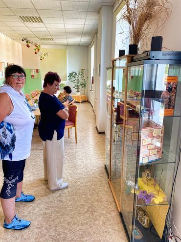 Auf diesem Bild sind einige antike Speisekarten zu sehen. Sie werden von Besuchern bewundert.