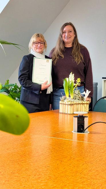 Auf diesem Bild iat Frau Preissler zu sehen, wie Sie geehrt wird.