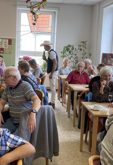Auf diesem Bild sin deinige Gäste des Festes zu erkennen. Einer der Line Dancer hält zudem einen Vortrag.