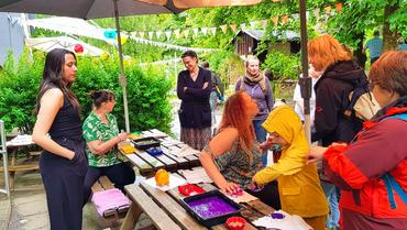 Auf diesem Bild sind einige Teilnehmer des Sommerfestes zu erkennen. Die Stimmung ist positiv.