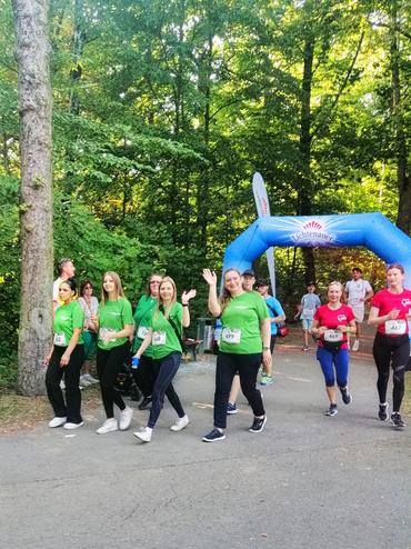 Auf diesem Bild sind einige Teilnehmer des Laufes zu sehen.