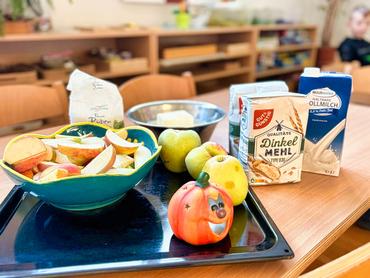 Auf deisem Bild sieht man die Zutaten für den Apfekuchen.