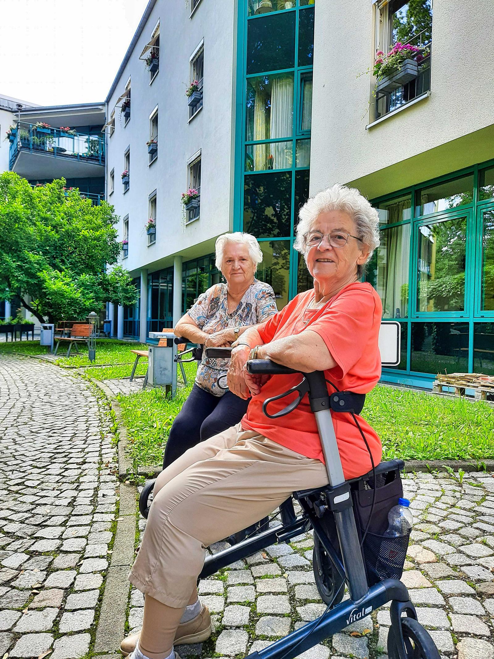 Auf diesem Bild sieht man Bewohner mit Blumen.