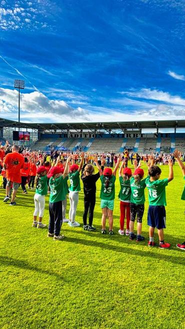 Auf diesem Bild sieht man den Cup im Stadion.