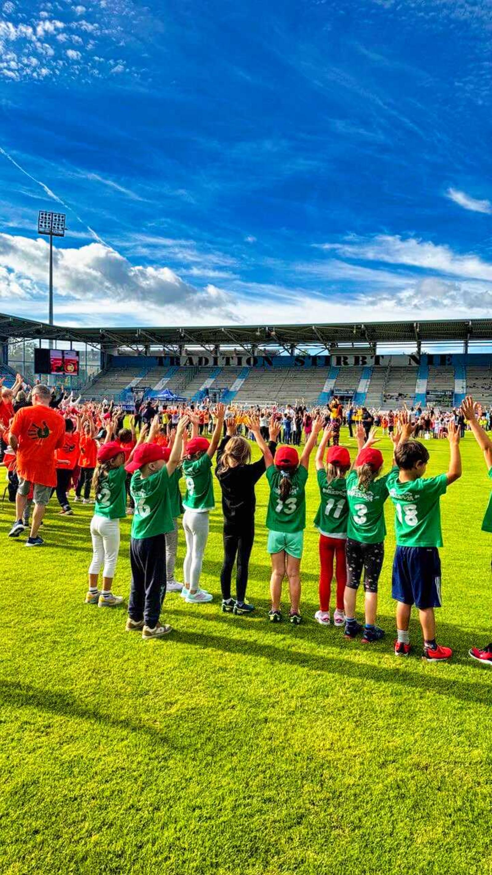 Auf diesem Bild sieht man den Cup im Stadion.