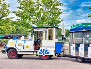 Auf diesem Bild ist eine Kleinbahn zu sehen. Sie ist optisch in Blau und Weiß gehalten.