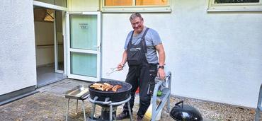 Auf dem Bild ist unser lieber Hausmeister Lutz zu sehen. Er führt eine professionelle Grillung durch.