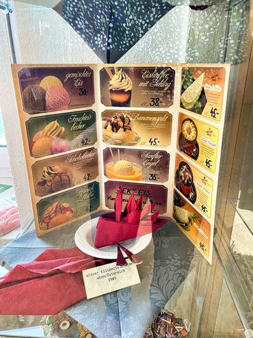 Auf diesem Bild sind einige antike Speisekarten zu sehen