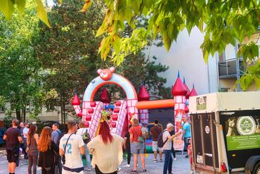 Auf dem Bild ist die große Hüpfburg zu sehen