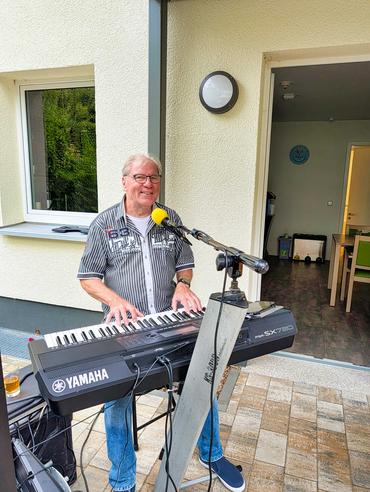 Auf diesem Bild ist das Fest zu sehen.