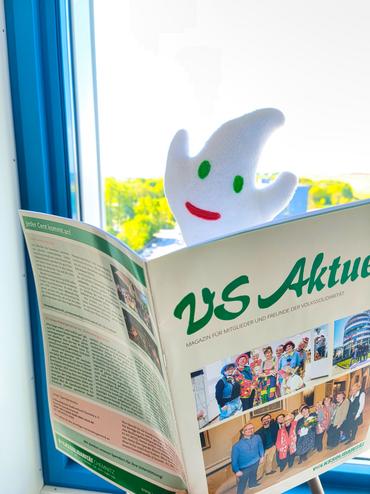 Auf dem Bild sieht man unseren Teamgeist, wie er die neue VS-Aktuell studiert.