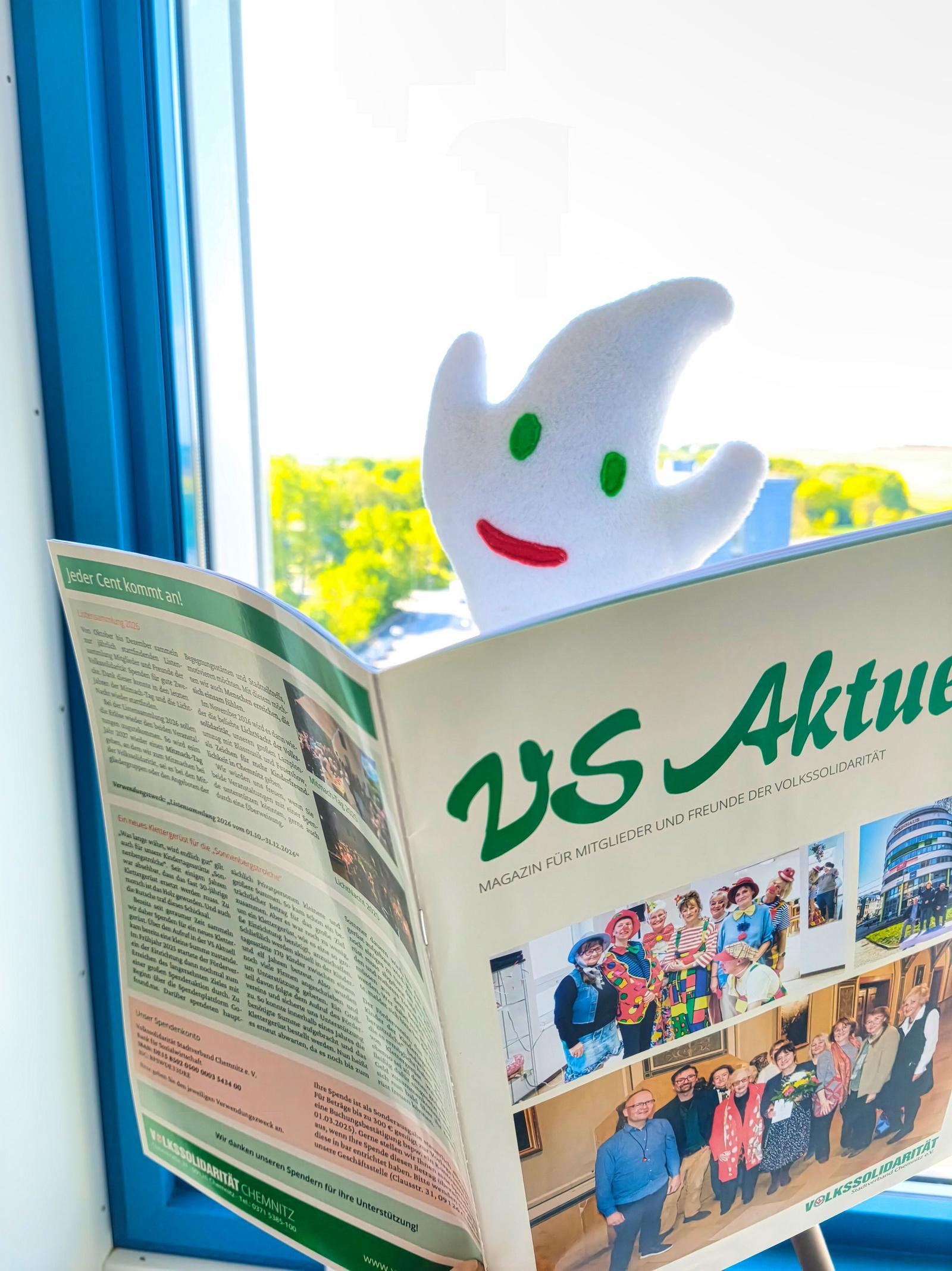 Auf dem Bild sieht man unseren Teamgeist, wie er die neue VS-Aktuell studiert.