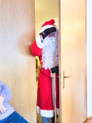 Auf diesem Bild ist der Weihnachtsmann zu sehen.