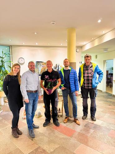 Auf diesem Bild sieht man, wie Herr Ernst verabschiedet wird.