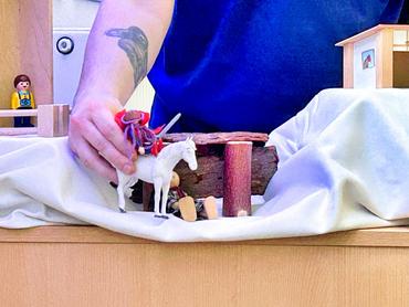 Auf diesem Bild sieht man eine Pferdefigur.