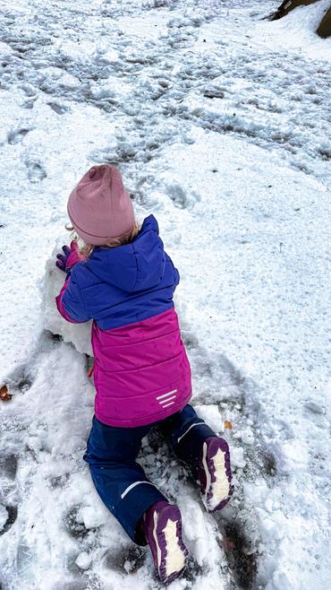 Auf diesem Bild sieht man die Kinder, wie Sie Schneeskulpturen Bauen.