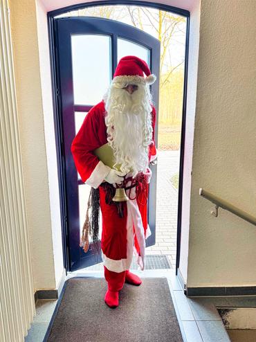 Auf diesem Bild ist der Weihnachtsmann zu sehen.