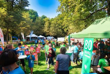 Auf diesem Bild sind einige Teilnehmer des Laufes zu sehen.