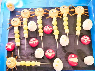 Auf dem Bild sieht man gruselig in Szene gesetztes Essen.