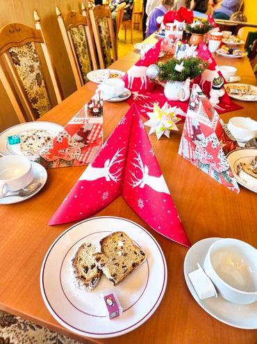 Auf diesem BIld ist ein reich gedeckter Tisch zu sehen.