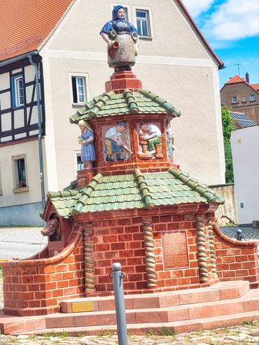 Auf diesem Bild sieht man einen schönen Stadtbrunnen.