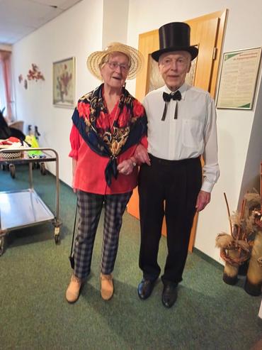 Auf dem Bild sieht man das bunte Faschingsfest.