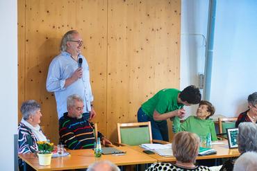 Auf diesem Bild wird Frau Weinhold geehrt.