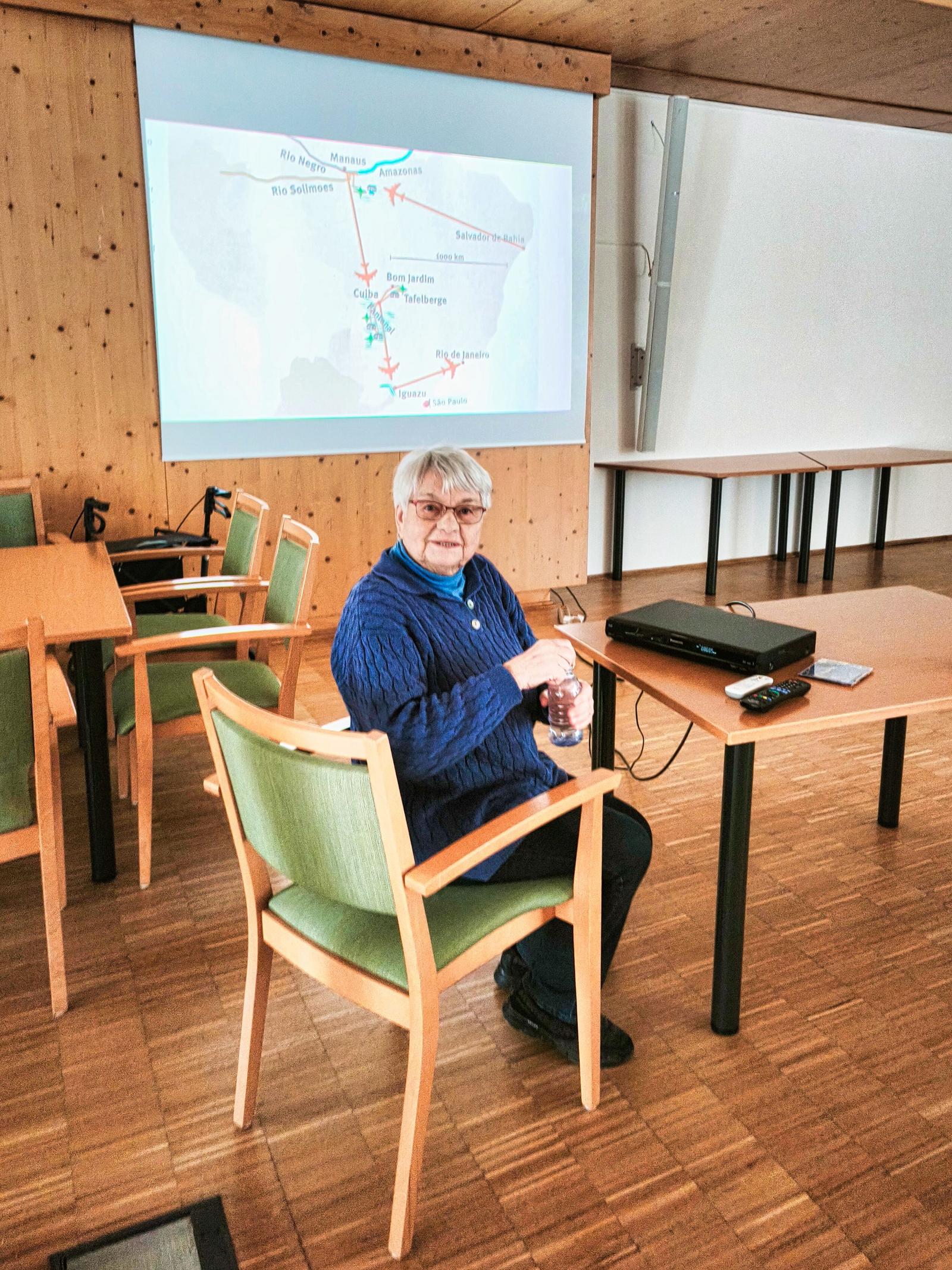 Auf diesem Bild sieht man, wie Frau Herberger ihren tollen Bericht hält.