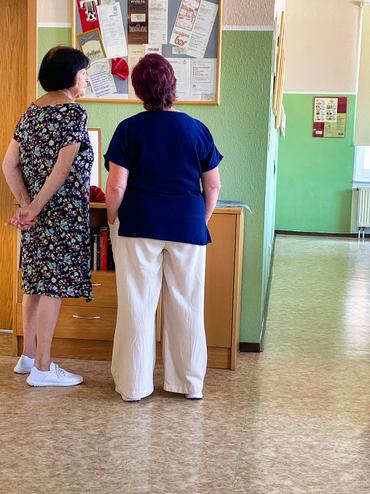 Auf diesem Bild sind einige antike Speisekarten zu sehen. Sie werden von Besuchern bewundert.