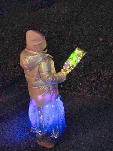 Auf diesem Bild sieht man ein Kind mit Laterne.