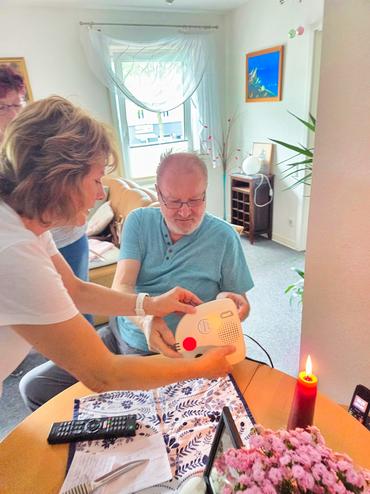 Auf diesem Bild ist die Übergabe des Handsenders zu sehen.