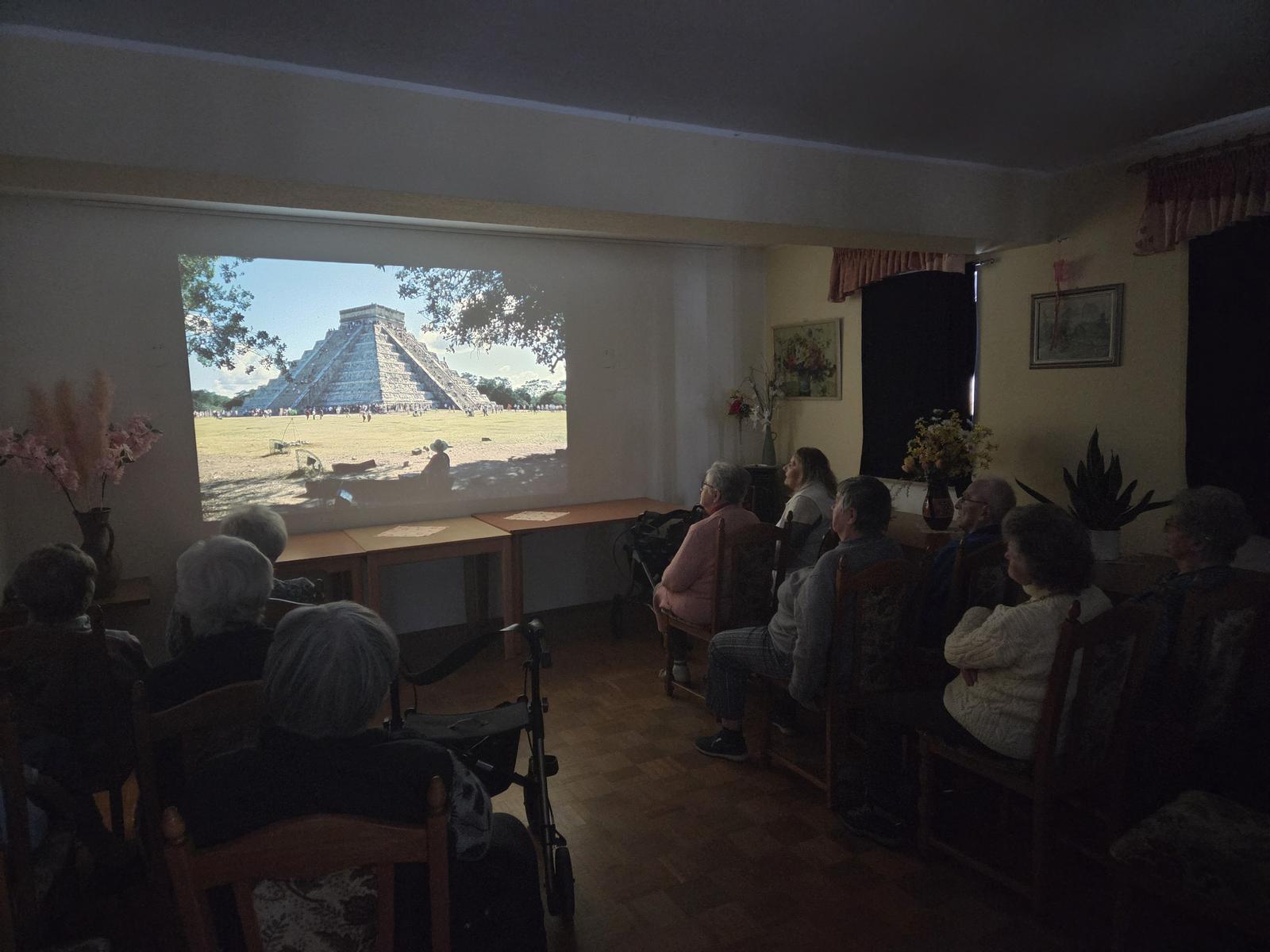 Auf dem Bild sieht man den Diavortrag von Andre Carlowitz.